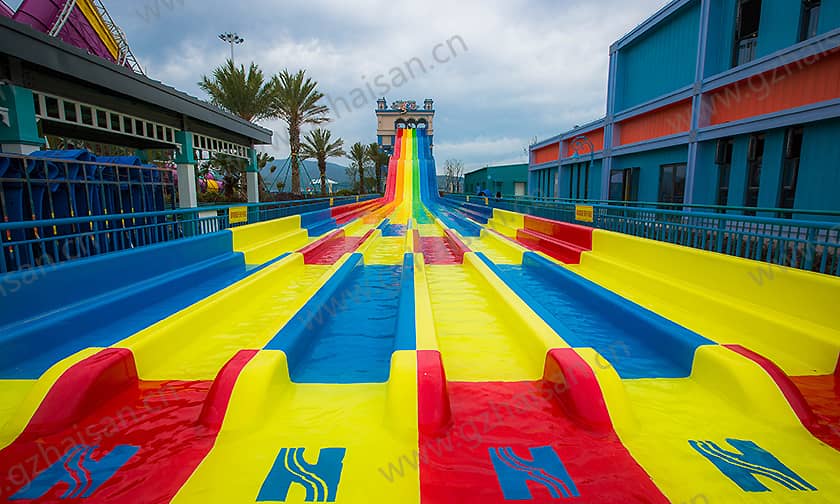 浙江宁波大目湾阿拉的海水上乐园竞赛滑道 浙江宁波大目湾阿拉的海水上乐园竞赛滑道
